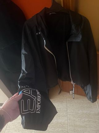 Chaqueta Emporio Armani Negra con Logo, Unisex 