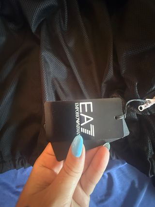 Chaqueta Emporio Armani Negra con Logo, Unisex 