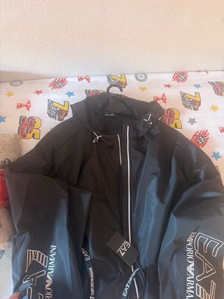 Chaqueta Emporio Armani Negra con Logo, Unisex 