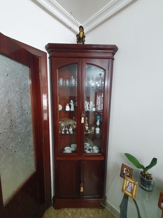 Vitrina de madera y cristal