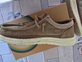 Zapatillas cómodas beige y marrón