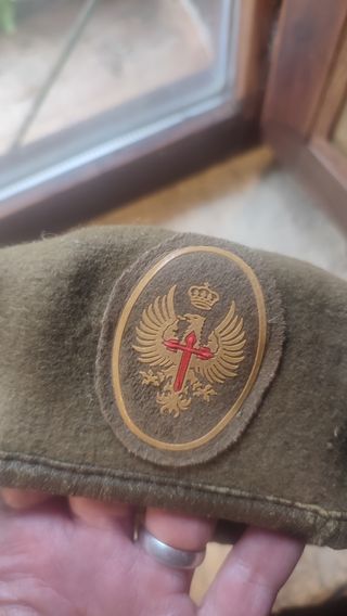 Gorra militar verde con escudo