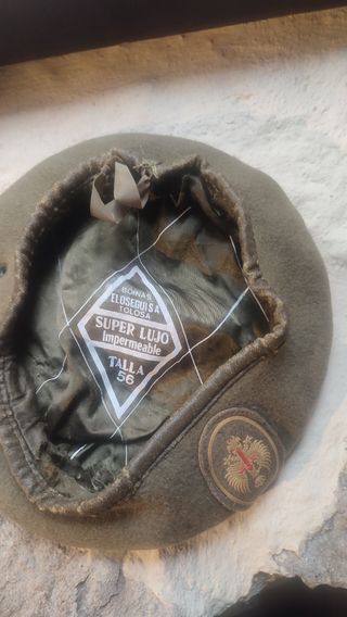Gorra militar verde con escudo