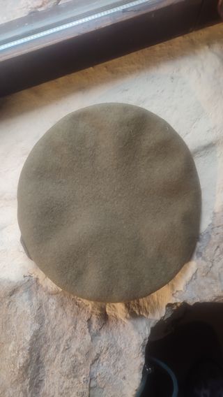 Gorra militar verde con escudo