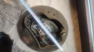 Gorra militar verde con escudo