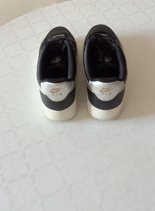 Zapatillas Nike Air Force 1 Negras y Doradas
