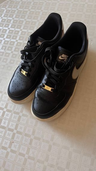 Zapatillas Nike Air Force 1 Negras y Doradas