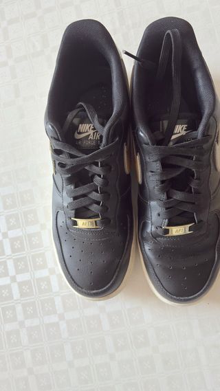 Zapatillas Nike Air Force 1 Negras y Doradas