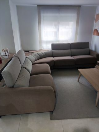 Sofá esquinero beige con sistema de audio