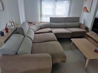 Sofá esquinero beige con sistema de audio