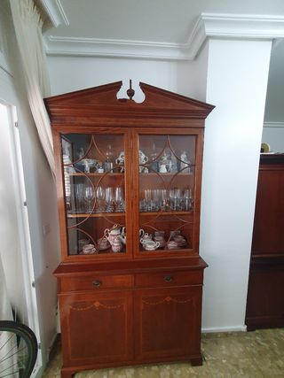Vitrina de salón de madera y cristal