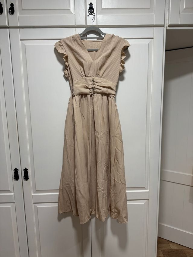 Vestido midi beige con volantes