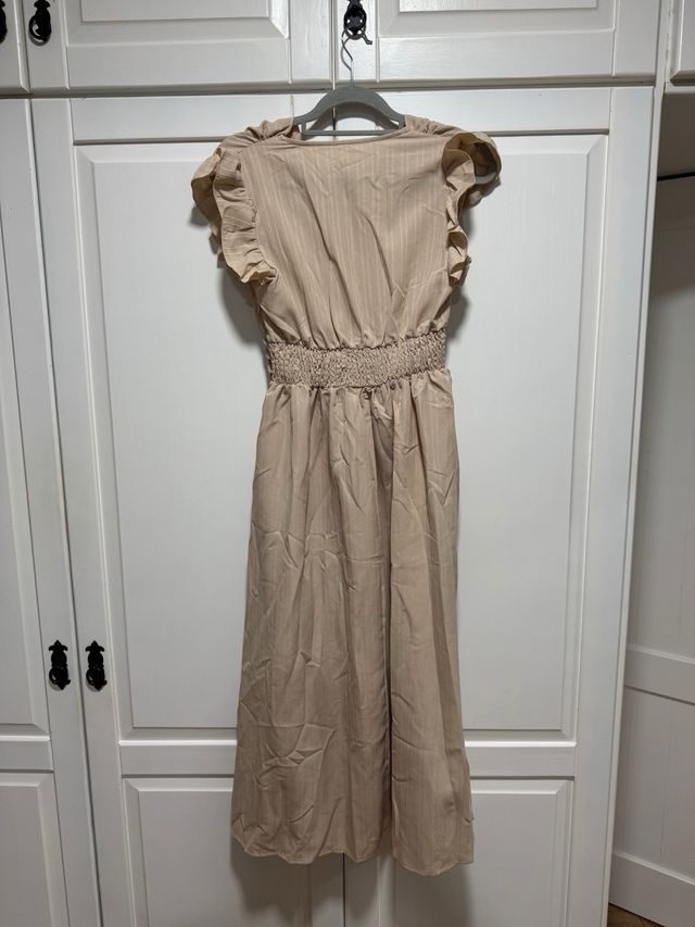 Vestido midi beige con volantes