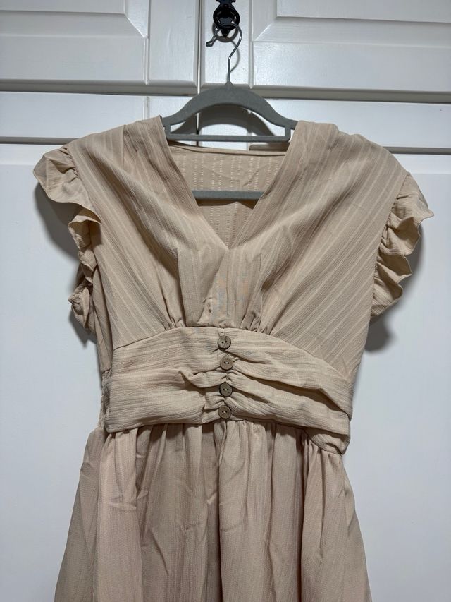 Vestido midi beige con volantes