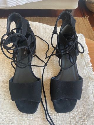 Sandalias de negras Uterqüe con Tacón 