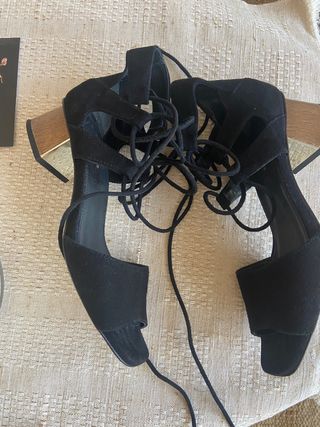 Sandalias de negras Uterqüe con Tacón 