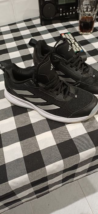 Zapatillas Adidas tenis o padel . Horma de mujer.