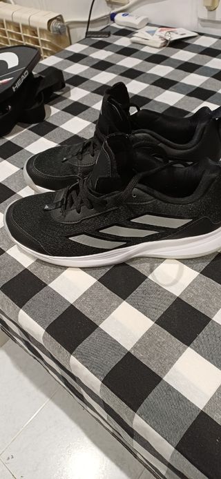 Zapatillas Adidas tenis o padel . Horma de mujer.