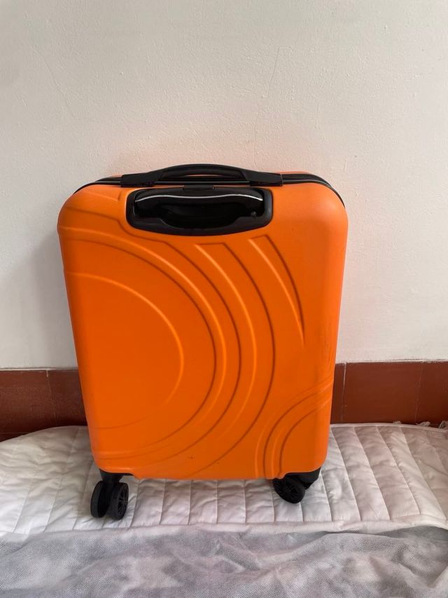 Maleta de viaje naranja