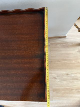 Mesita de noche o auxiliar de madera con ruedas