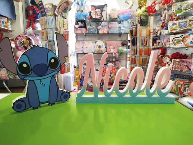 Nome polistirolo glitterato con personaggio