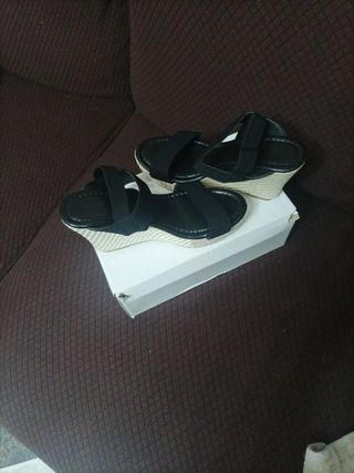 Zapatos de cuña negros y beige