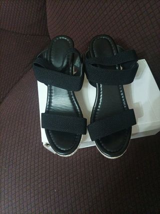 Zapatos de cuña negros y beige