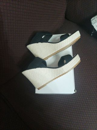 Zapatos de cuña negros y beige