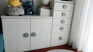 Mueble juvenil blanco con puertas y cajones