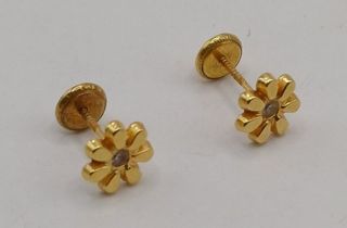 Pendientes flor de oro 18k, 0,59gr. Ref. G-031.