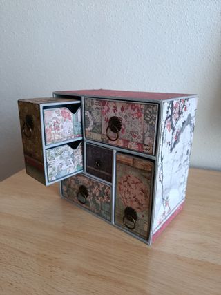 Mini cajonera decorada hecha a mano