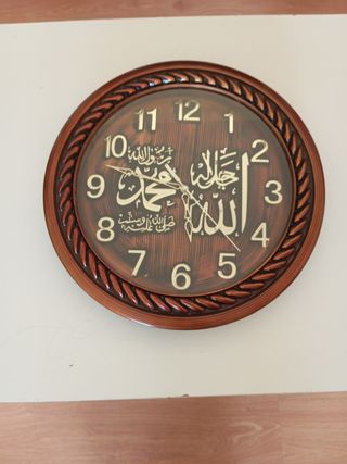 Reloj de pared decorativo marrón