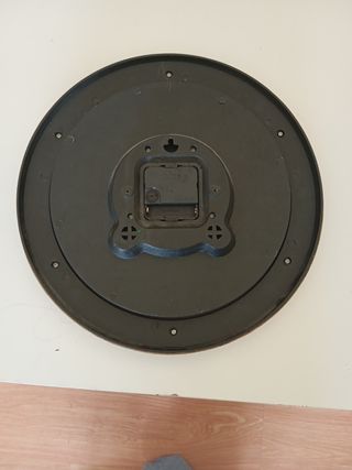 Reloj de pared decorativo marrón