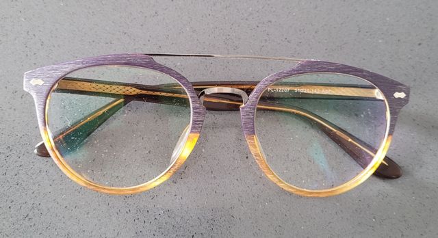 Montura de gafas doradas y moradas
