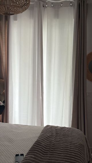 Cabecero y Cortinas Beige y Blanco