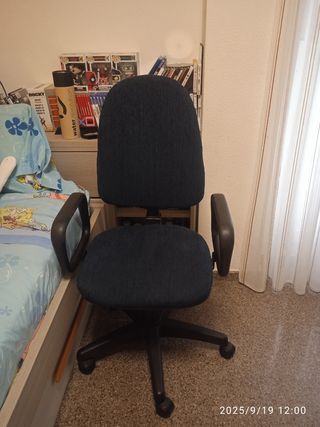 Silla de escritorio azul y negra