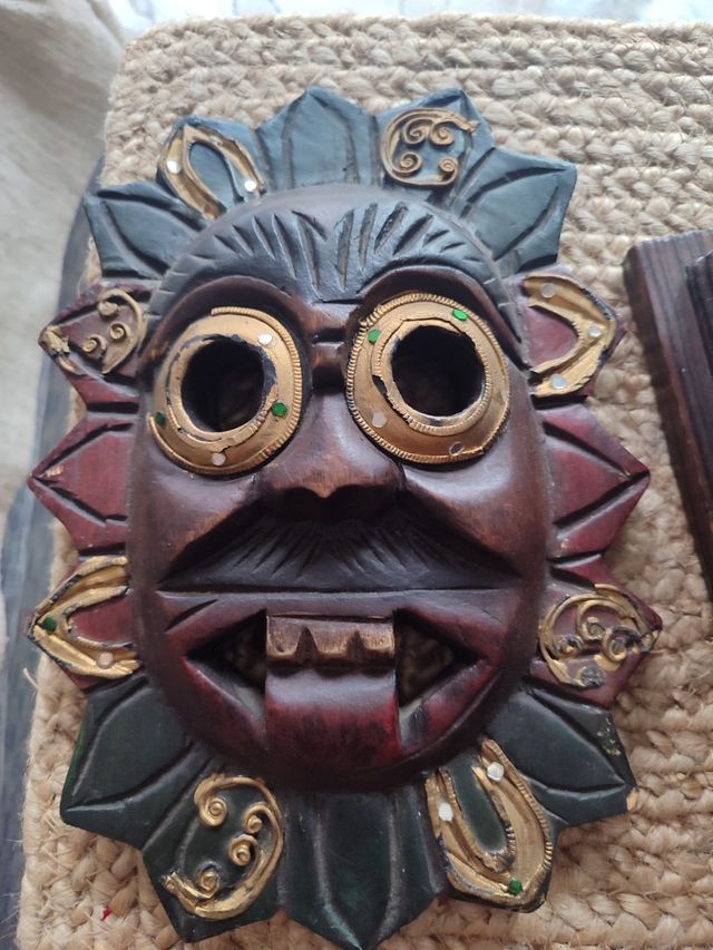 Máscara tribal y caja de madera decorada