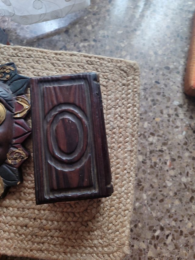 Máscara tribal y caja de madera decorada