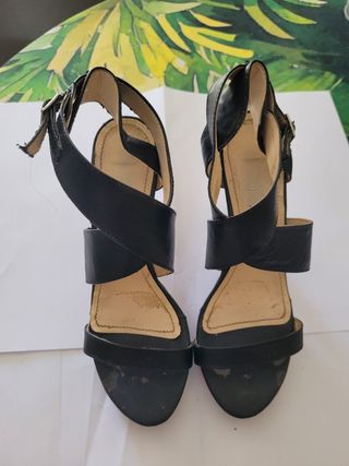Sandalias de tacón negras para mujer