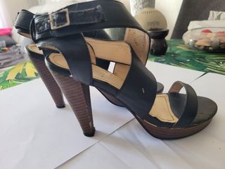 Sandalias de tacón negras para mujer