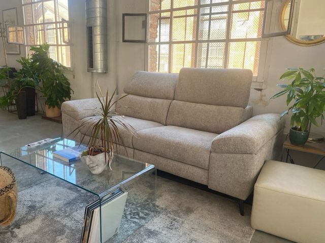 Sofá beige/gris nuevo valorado en tienda en 1600€