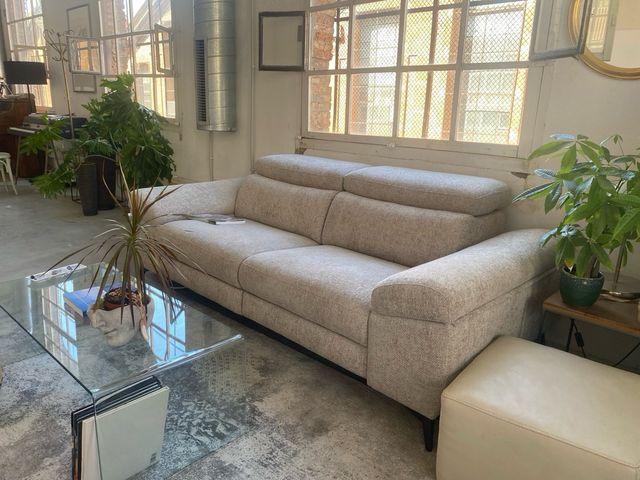 Sofá beige/gris nuevo valorado en tienda en 1600€