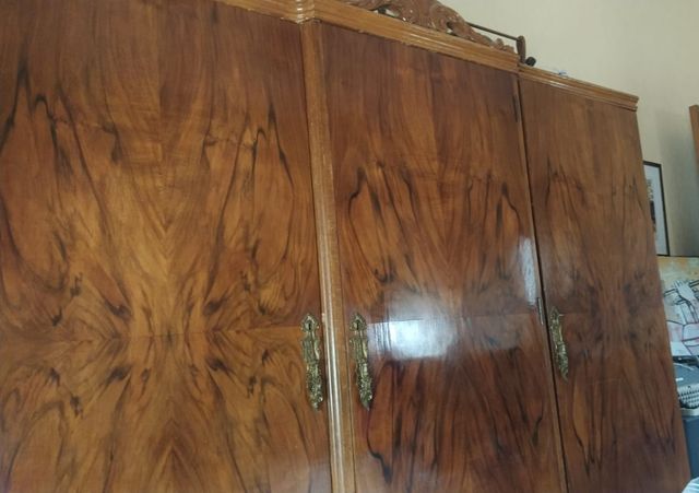 Armario antiguo clásico de madera