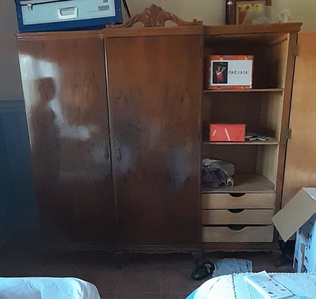 Armario antiguo clásico de madera