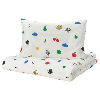 Cuna blanca con colchón y ropa de cama