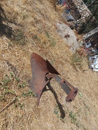 Arado antiguo de metal