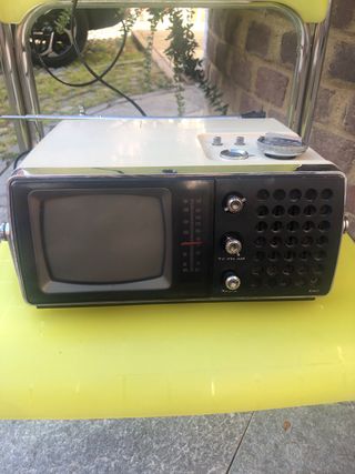 Crown 5TV 504 Mini TV Radio FM-AM Vintage