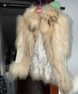 Chaleco de pelo beige y blanco