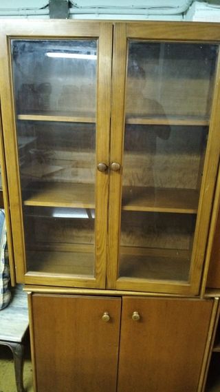 Mueble de madera con puertas de cristal