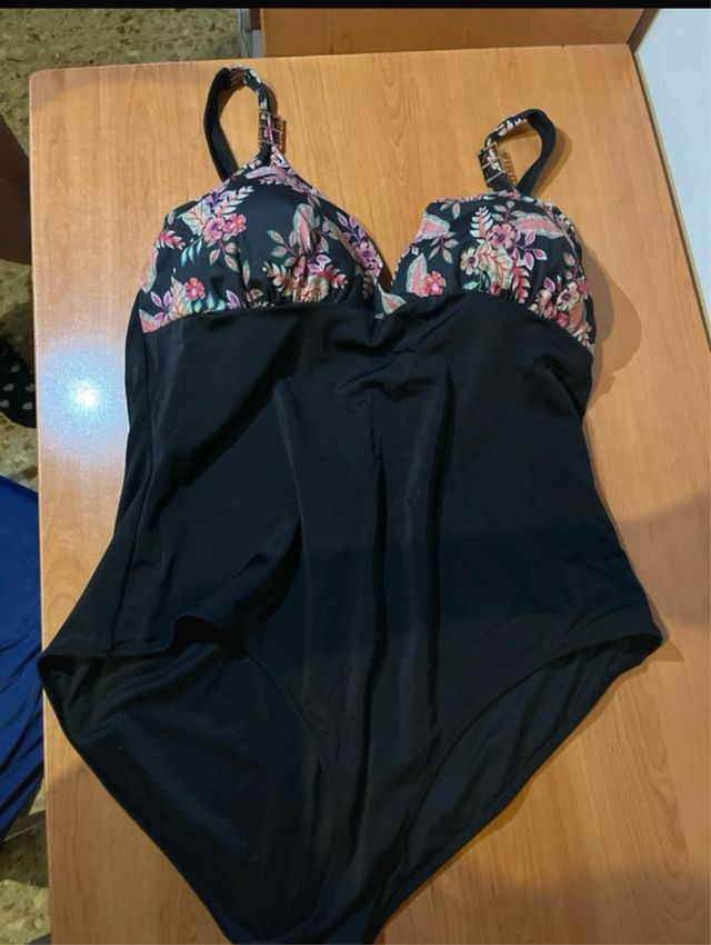 Costume da bagno nero con fiori